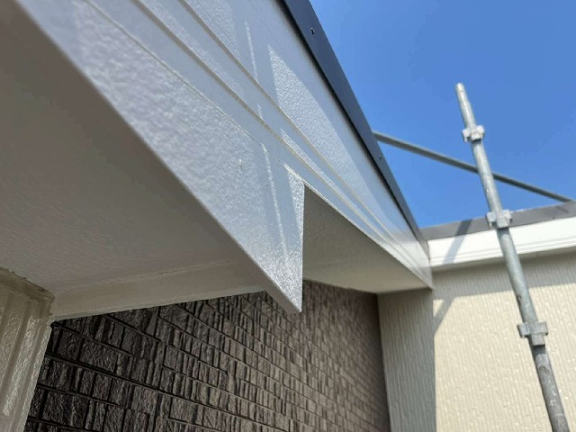 破風板への塗装工事が完成した状況