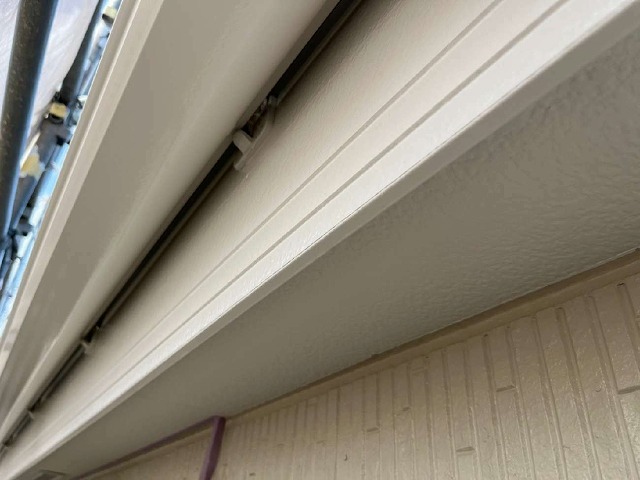 鼻隠しへの塗装工事が完了して美しく仕上がった様子