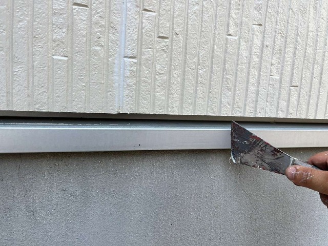 基礎水切りの塗装前に行ったヘラによる下地処理