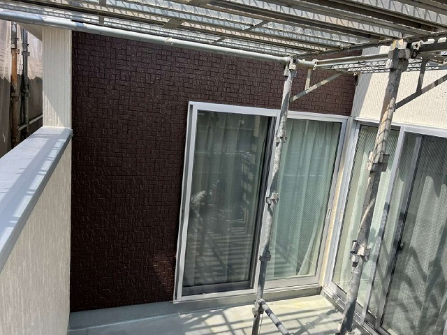 外壁塗装工事が完了して美しく仕上がった窯業系サイディング