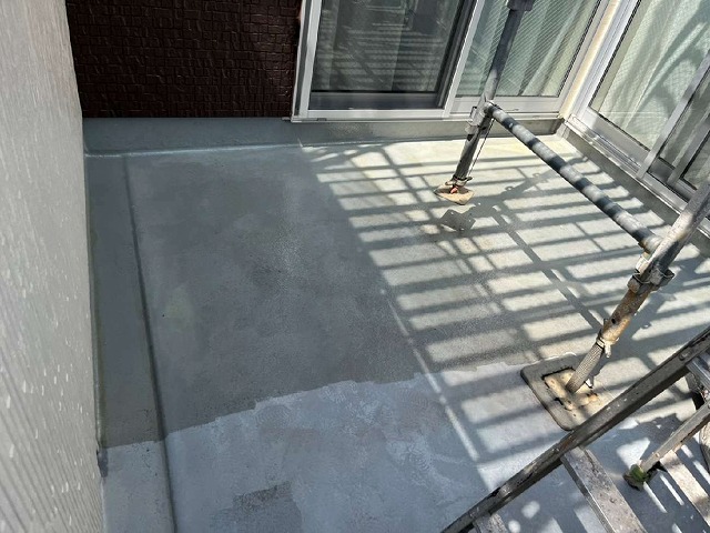 ベランダ防水のトップコート塗り替えの施工の様子