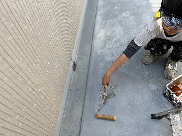 ベランダ防水のメンテナンスでプライマーを塗布している様子