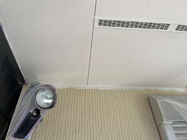 カビが生えやすい軒天に保護塗装が完了した状況