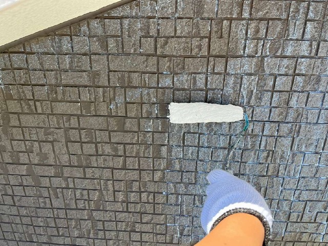 外壁サイディングにローラーで下塗り施工