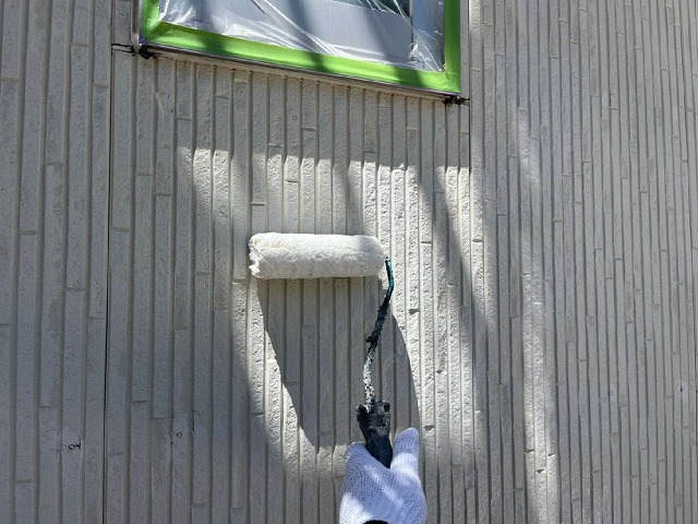 外壁サイディングにローラーで下塗り施工