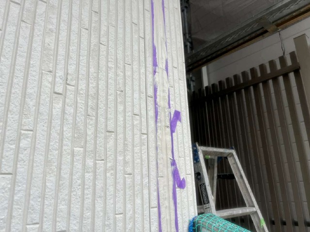 コーキング打ち替え工事で表面をコテ押さえした後の様子