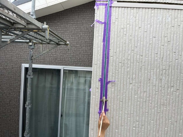 コーキング打ち替え工事で目地内にプライマーを塗布している様子