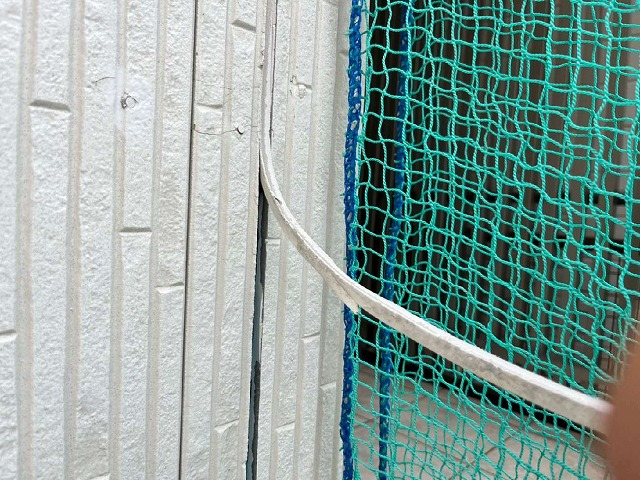 コーキング打ち替え工事で既存のコーキングを取り除いている様子