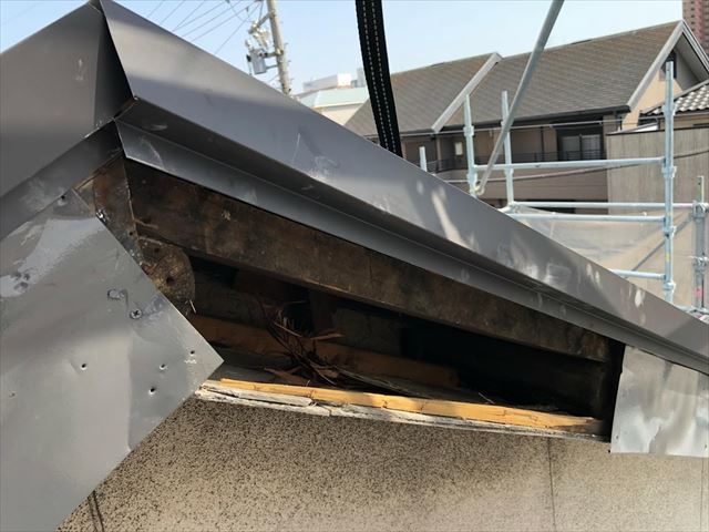 瓦が半分落ちた屋根