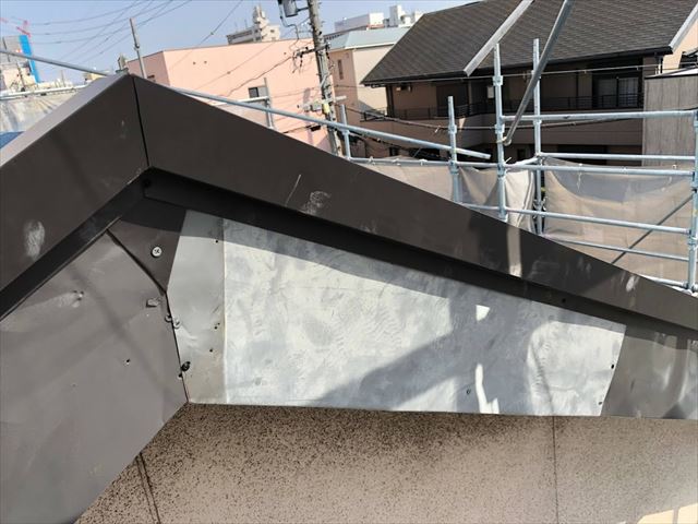 瓦が半分落ちた屋根