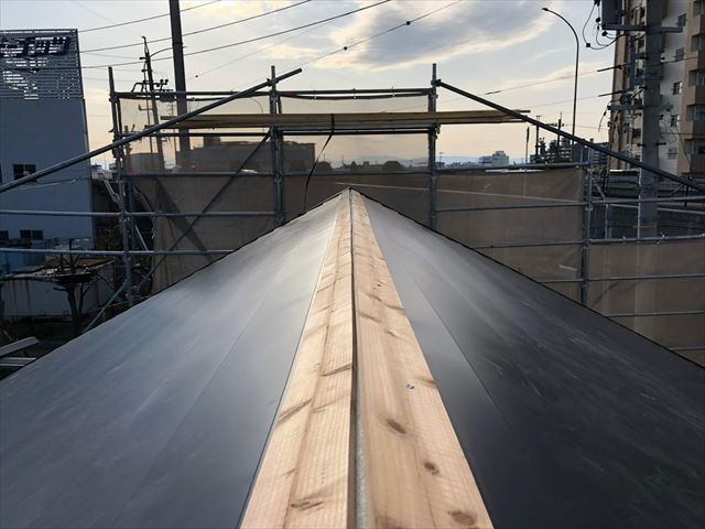 瓦が半分落ちた屋根