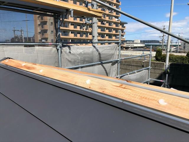 瓦が半分落ちた屋根