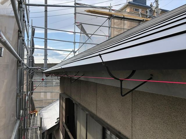 瓦が半分落ちた屋根