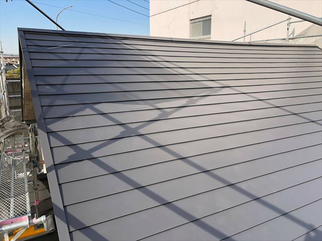 瓦が半分落ちた屋根