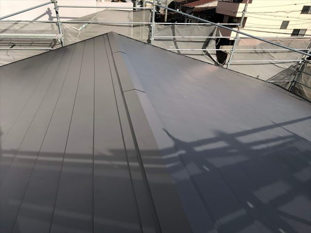 瓦が半分落ちた屋根