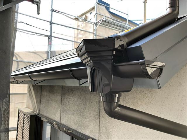 瓦が半分落ちた屋根