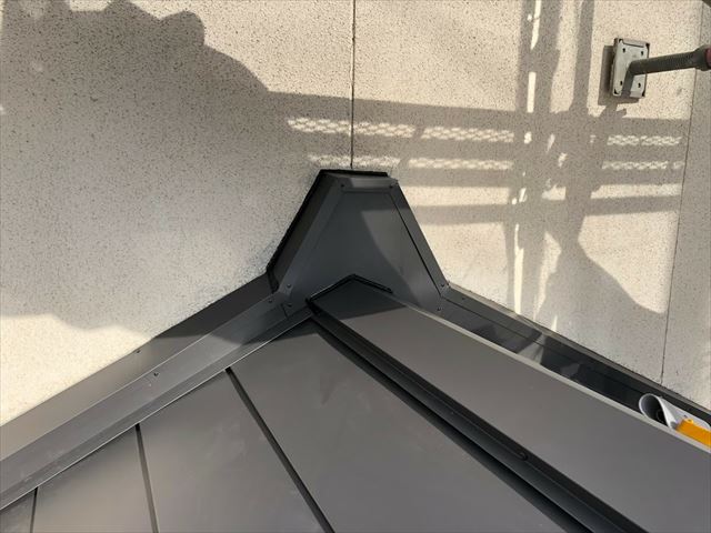 瓦が半分落ちた屋根