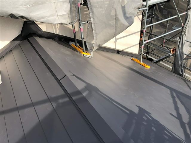 瓦が半分落ちた屋根