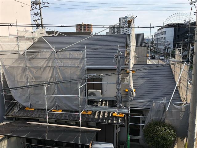 瓦が半分落ちた屋根