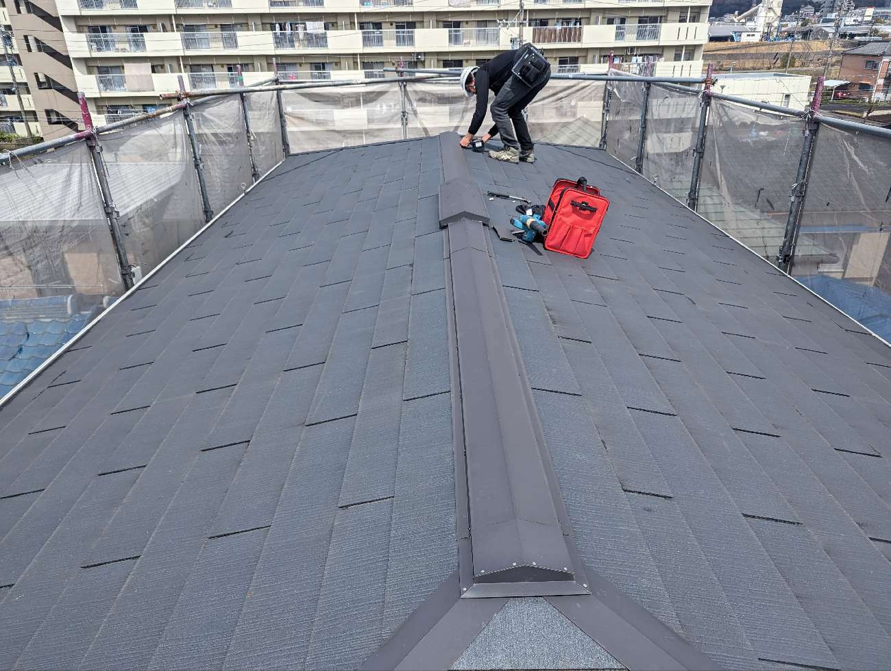 棟板金を剥がす様子