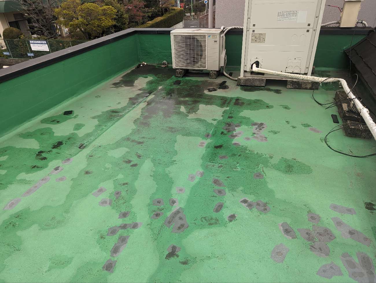 昇降足場の設置後に確認した屋上