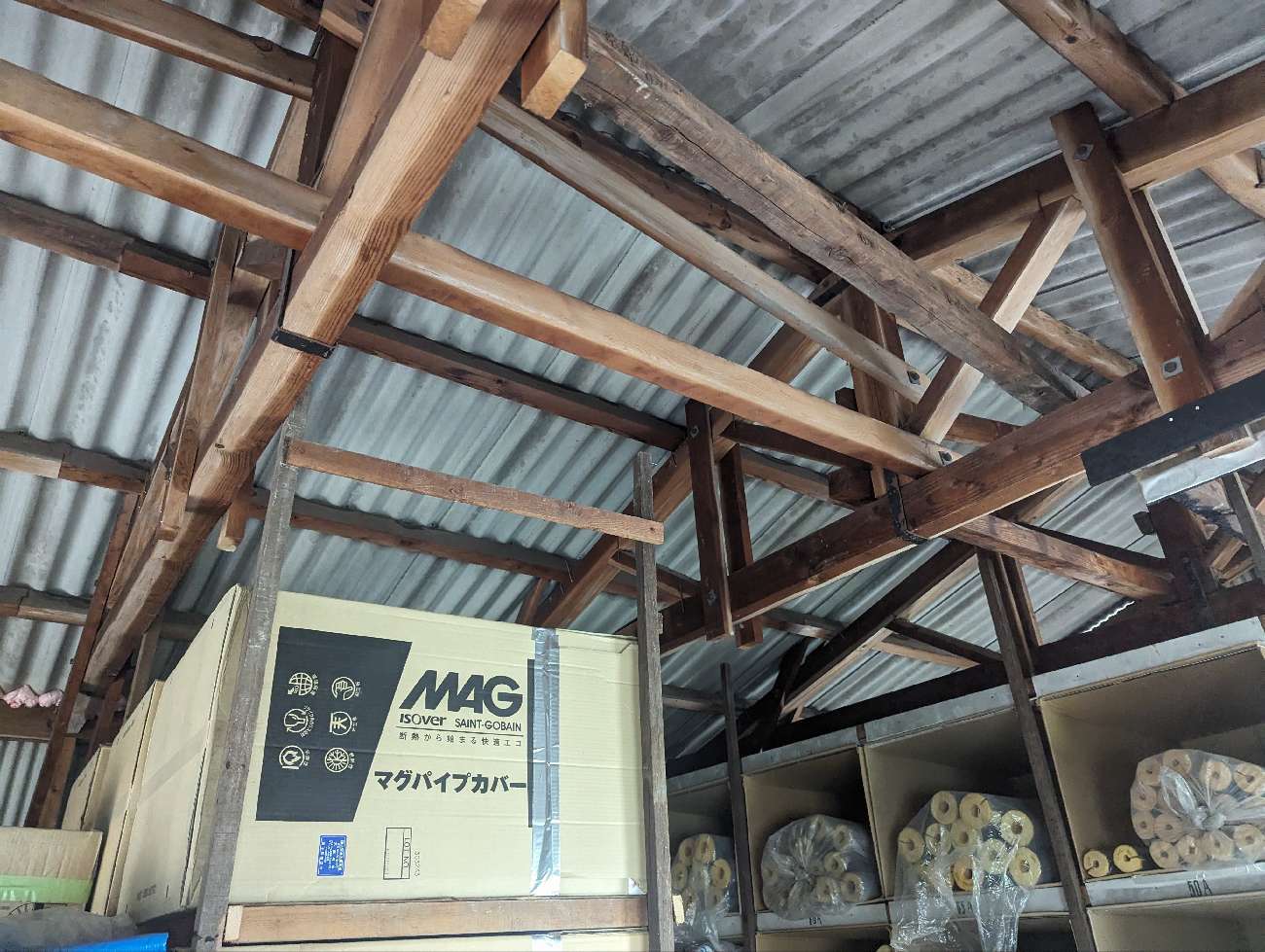 倉庫の内側から見た屋根