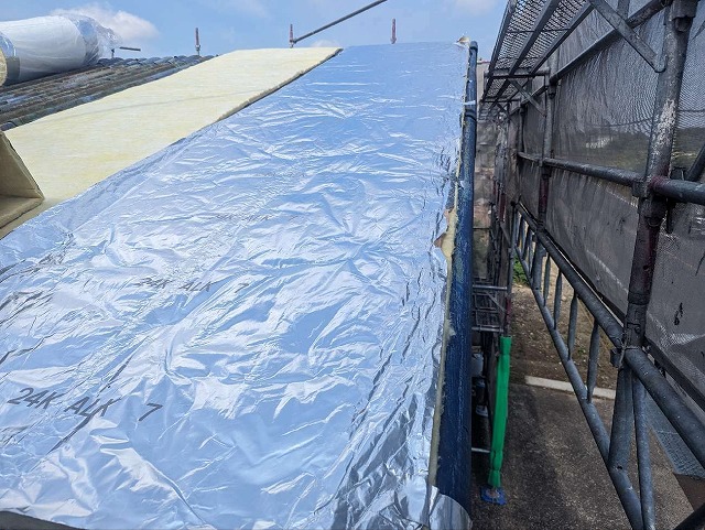 断熱シートを敷く様子