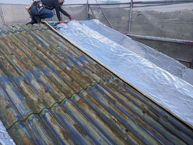 断熱シートを敷設する様子