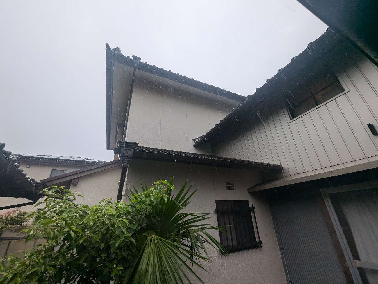 屋根瓦が重い家