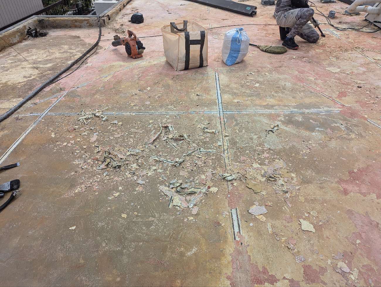 ケレン作業を行う様子