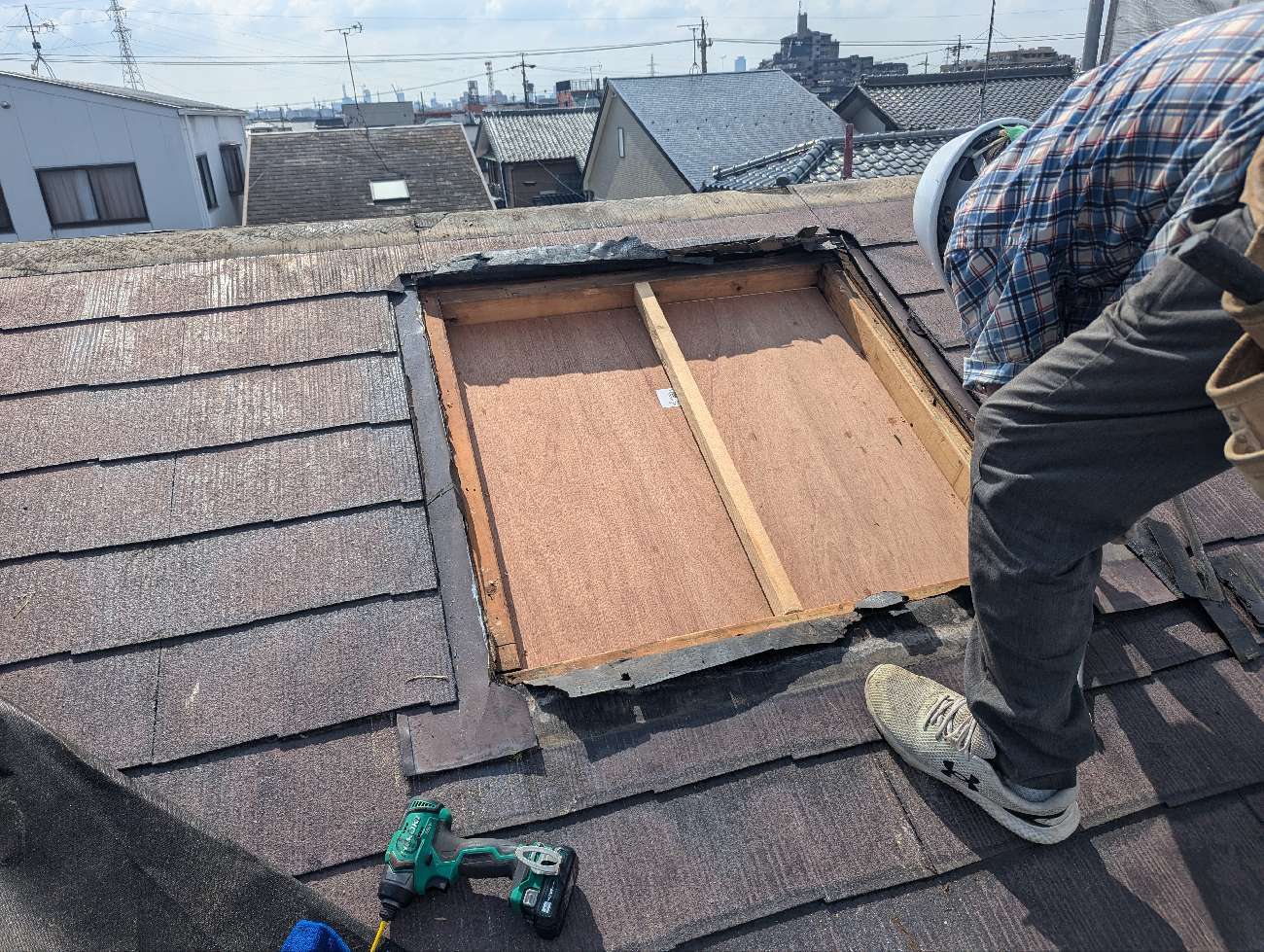 天窓に下地を設置