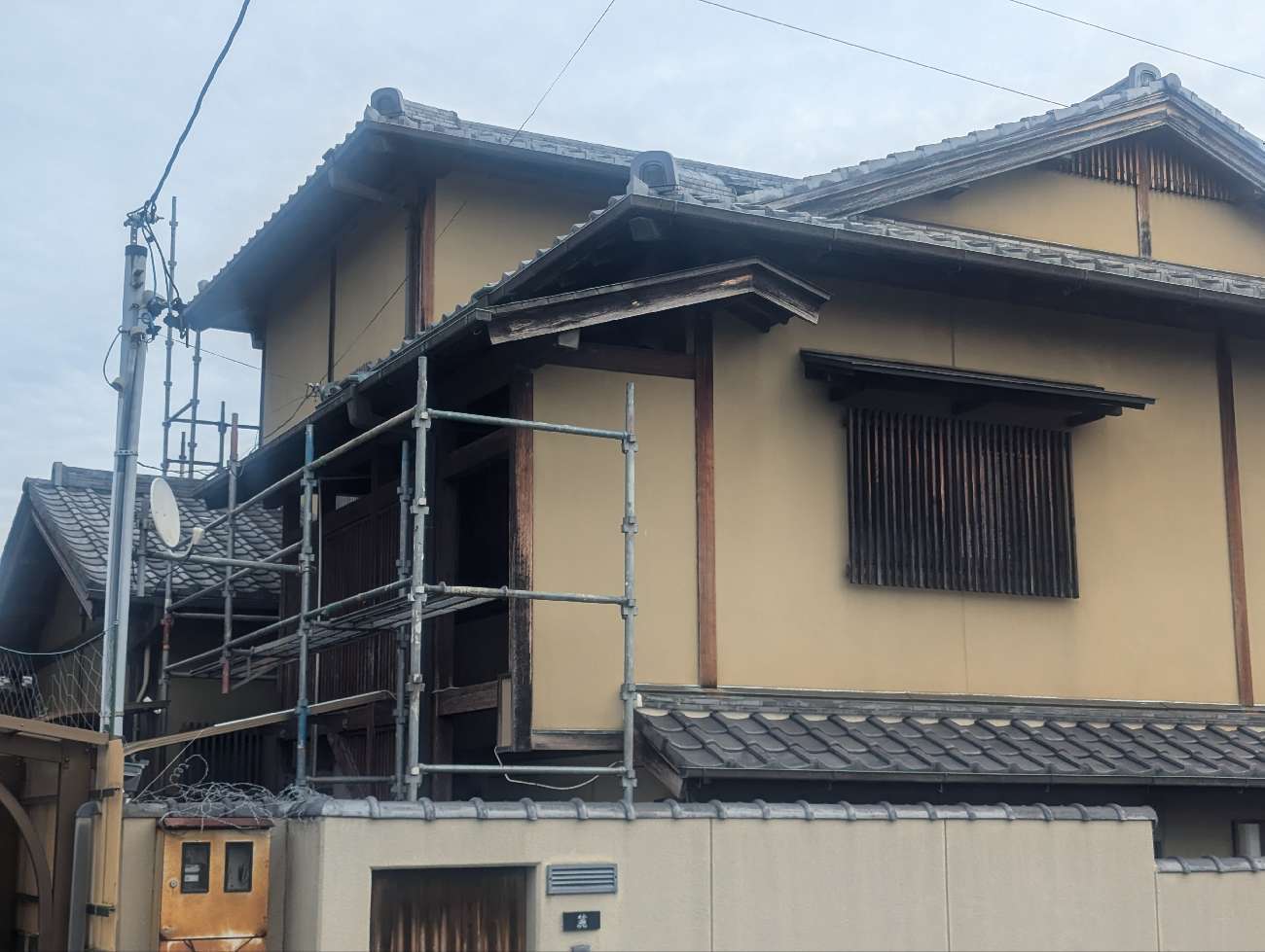 足場を設置した家