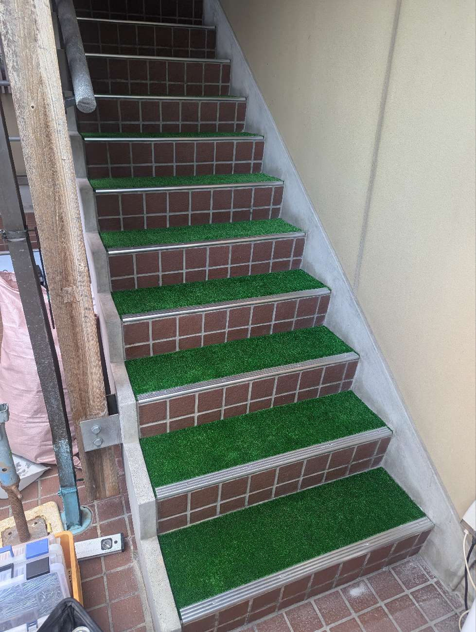 階段に人工芝を設置