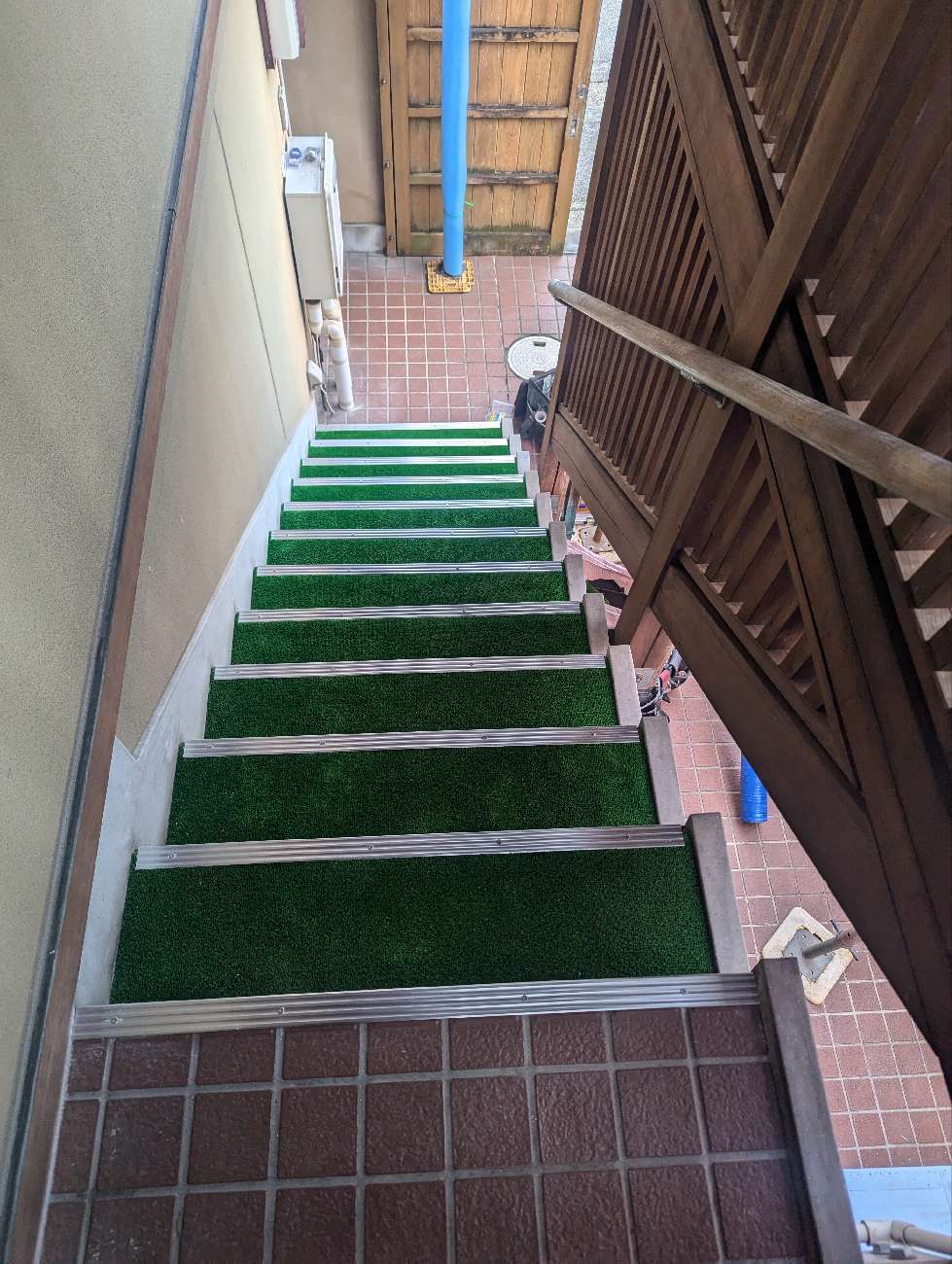人工芝が設置された階段