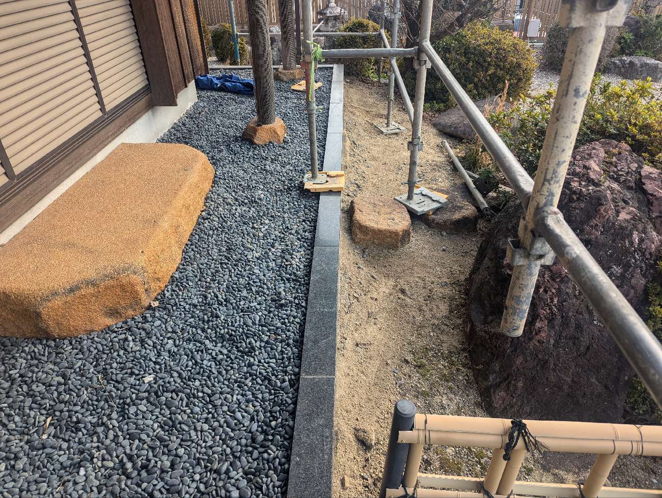 縁石を直して足場設置