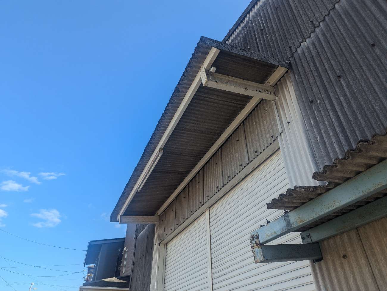 全体的に劣化した外壁