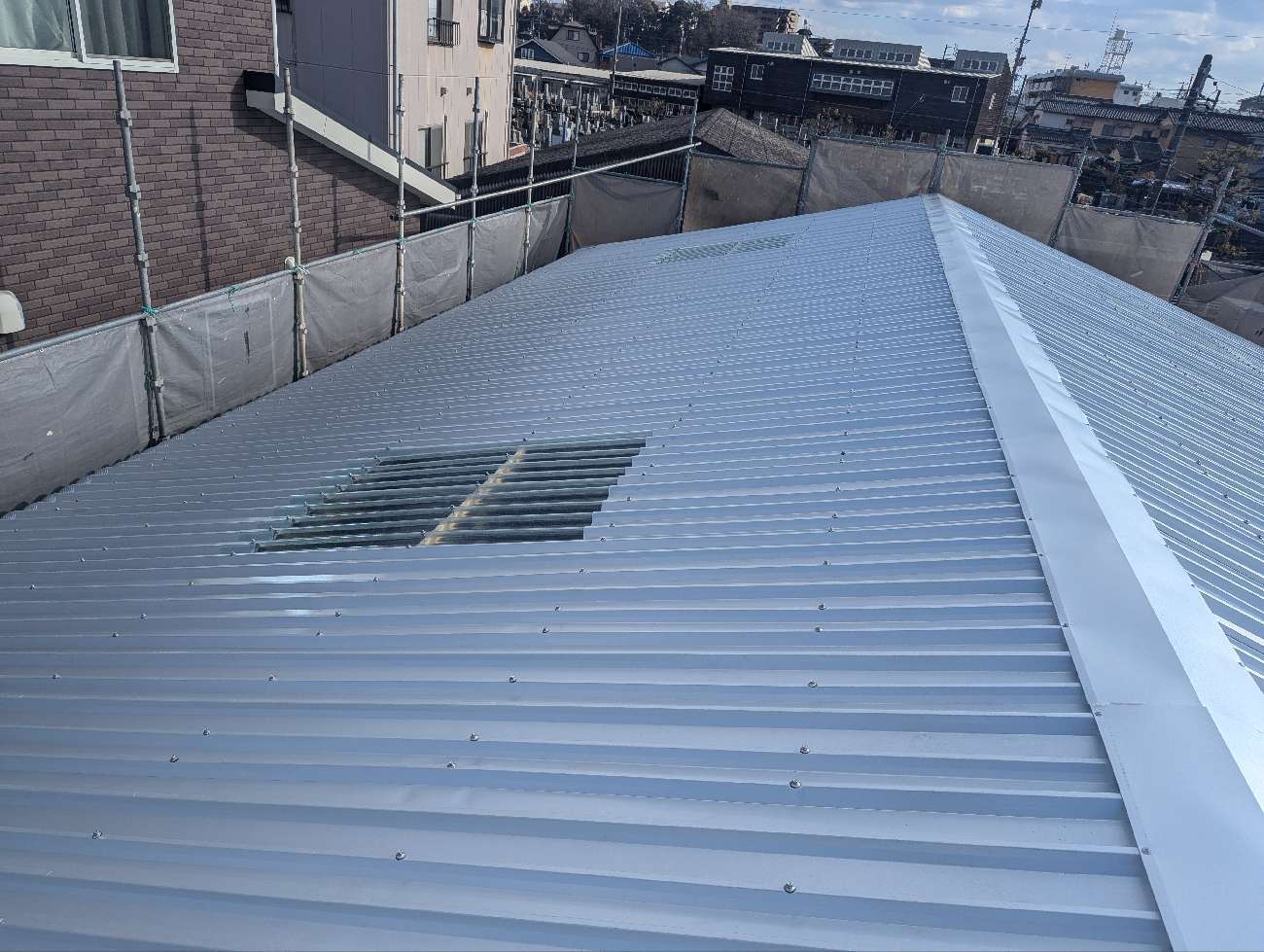 既存スレート屋根に専用の金具を取り付けた様子