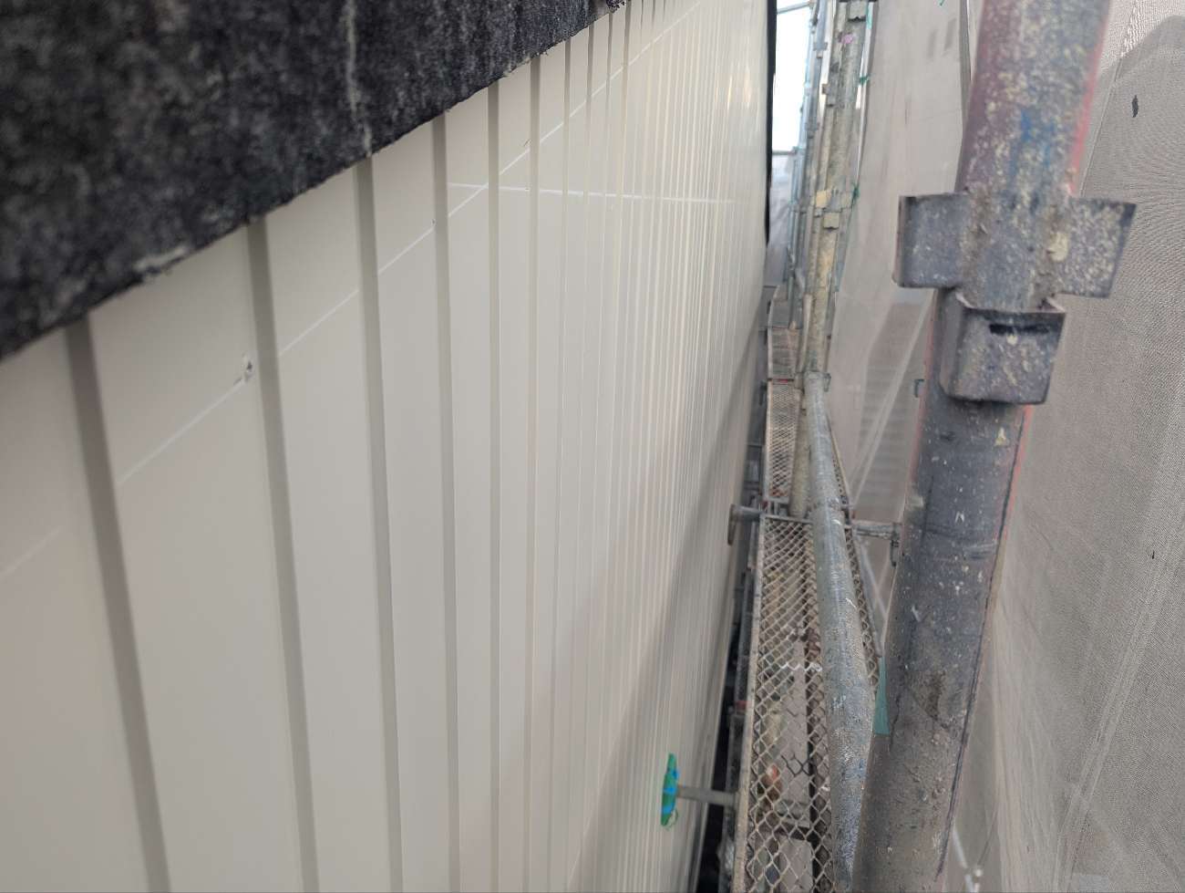 外壁全体が新しい鋼板に覆われた様子