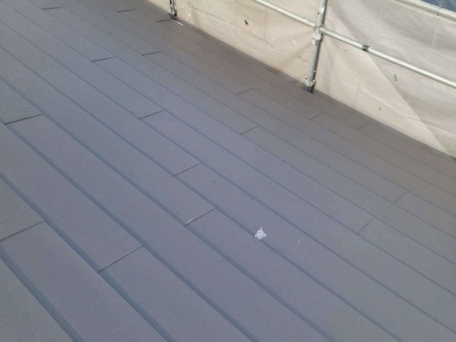 カバー工法で横葺きのガルバリウム鋼板屋根を施工した住宅の屋根