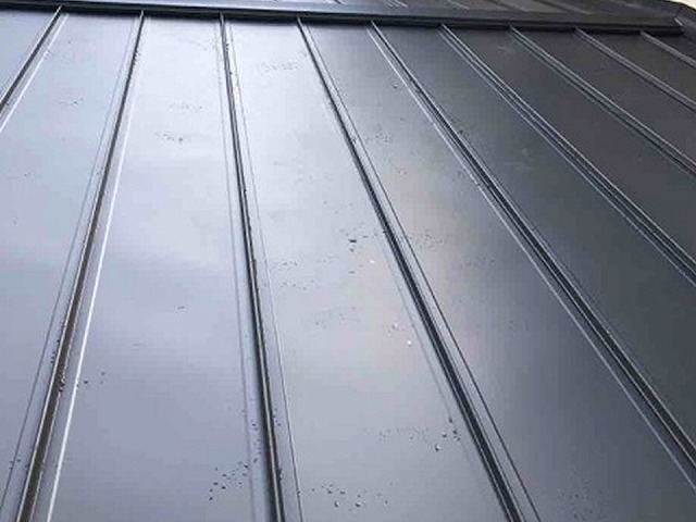 ガルバリウム鋼板を用いた立平葺きが完成した様子