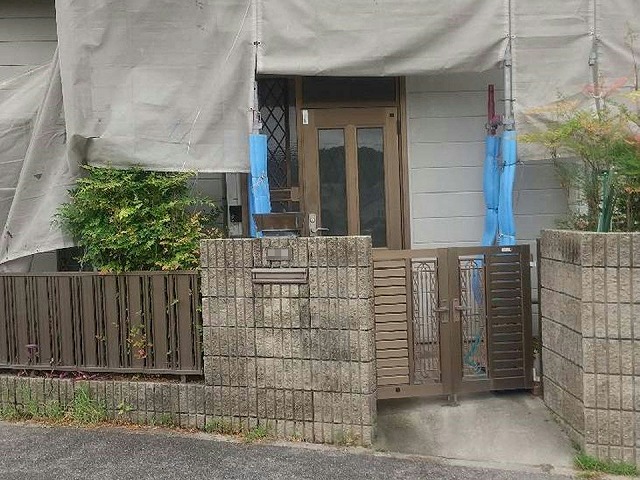 足場設置工事で玄関廻りにクッション養生