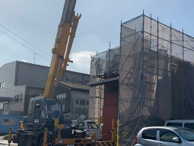 資材倉庫の屋根メンテナンスでクレーン車を使った材料搬入の様子