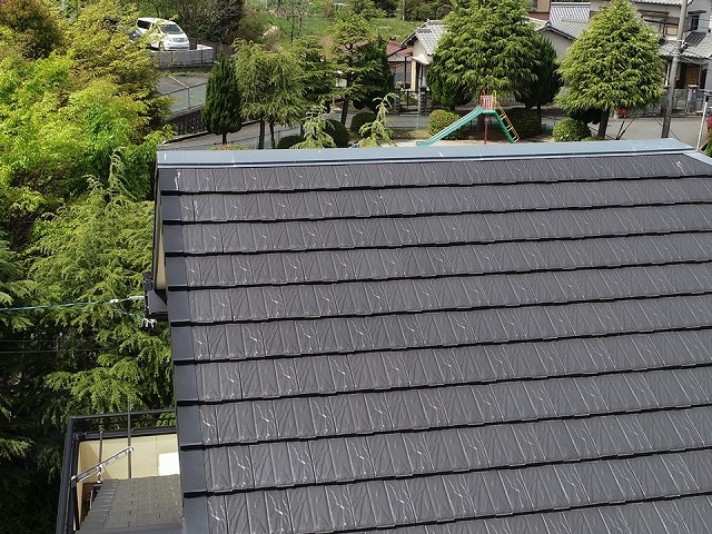 棟板金とケラバ板金を交換する前の屋根状況