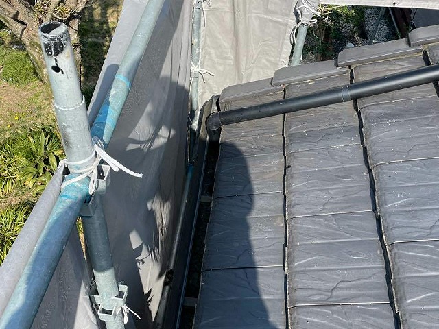 下地を樹脂製垂木に交換して袖瓦の復旧が完了