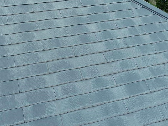 スレート屋根が色あせして防水機能が衰えている様子