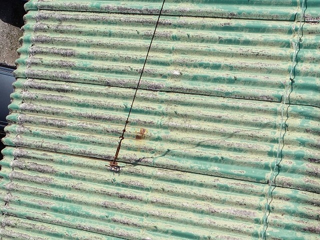 スレート屋根の避雷針を固定している金物のサビ