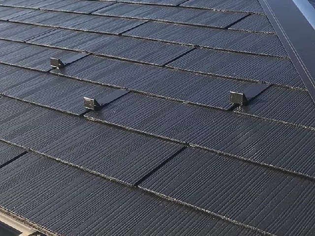 スレート屋根への塗装メンテナンスが完了して光沢が美しい状況