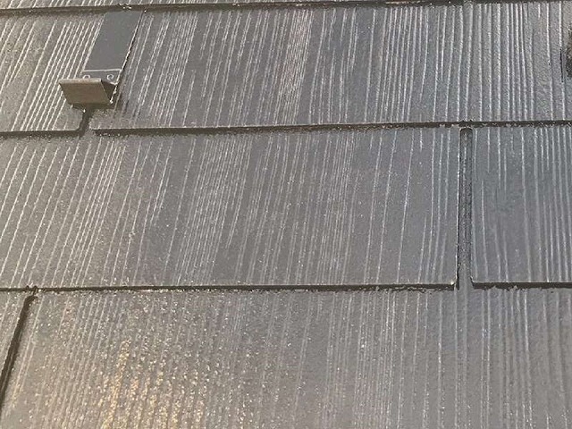 スレート屋根や雪止め金具への塗装工事が完了した状況