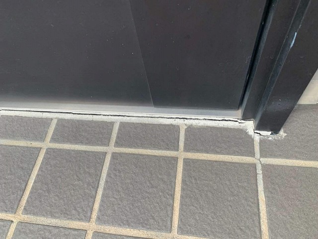玄関下枠の目地材が劣化してひび割れが発生