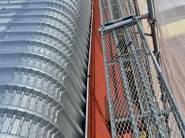 屋根の軒先に曲げ加工したガルバリウム鋼板屋根材を施工した状況